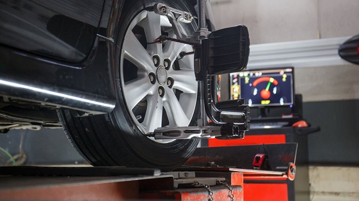 Kiểm tra độ chụm của bánh xe, góc lái bằng máy đo chuyên dụng hiện đại