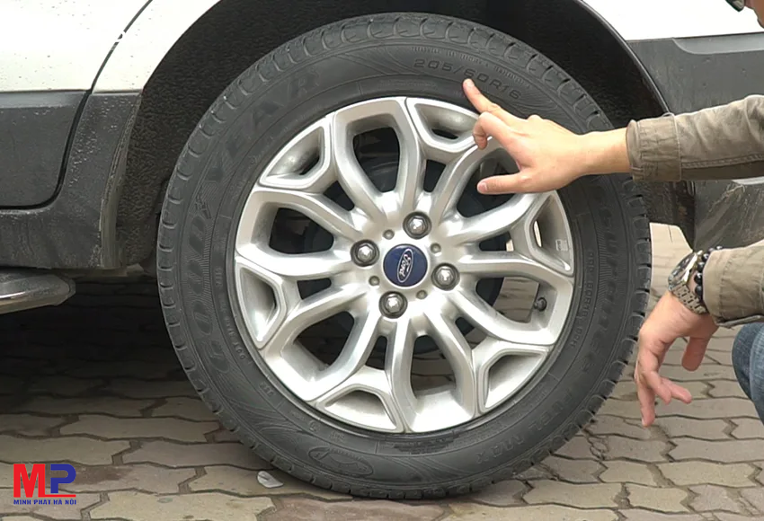 Lưu ý kiểm tra chất lượng bánh xe để sửa chữa thay thế phù hợp, đảm bảo an toàn