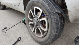 Hướng dẫn xử lý lốp xe ô tô bị dính nhựa đường hiệu quả nhất