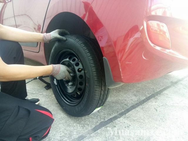 Bạn có thể tự xử lý lốp xe ô tô bị dính đinh