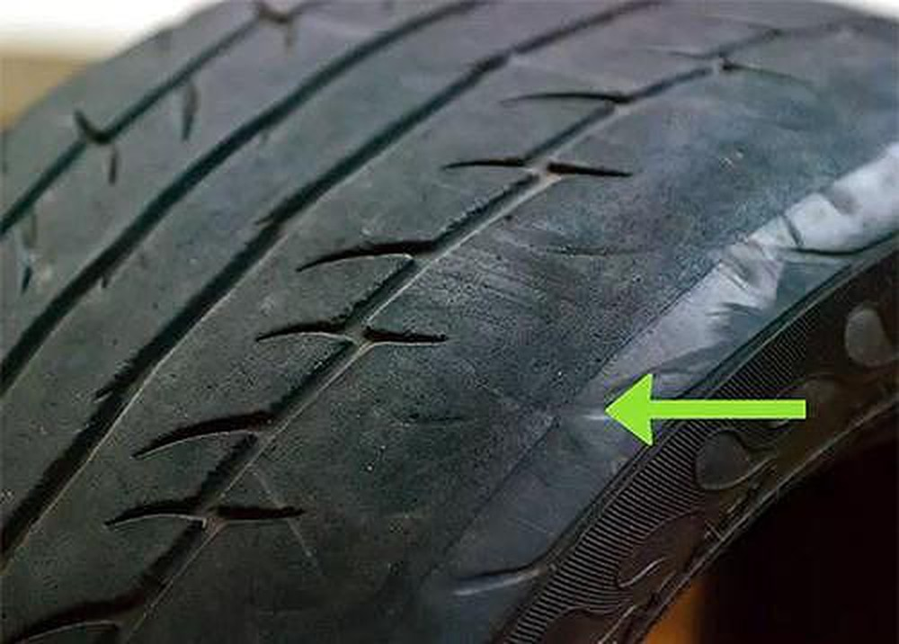 Cần thay khi lốp xe có dấu hiệu bị lão hóa