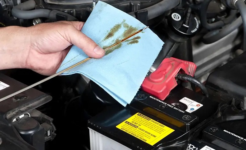 Cách kiểm tra xem dầu động cơ trên xe có bị hao bất thường không