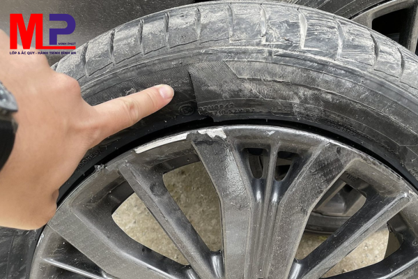 Lốp ô tô bị rách nguyên nhân do đâu và cách khắc phục cho tài xế